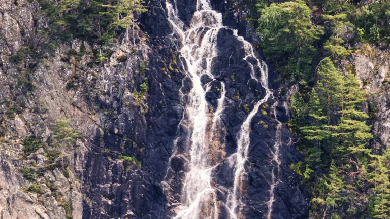 19 Must-See Waterfalls in Alaska for 2026